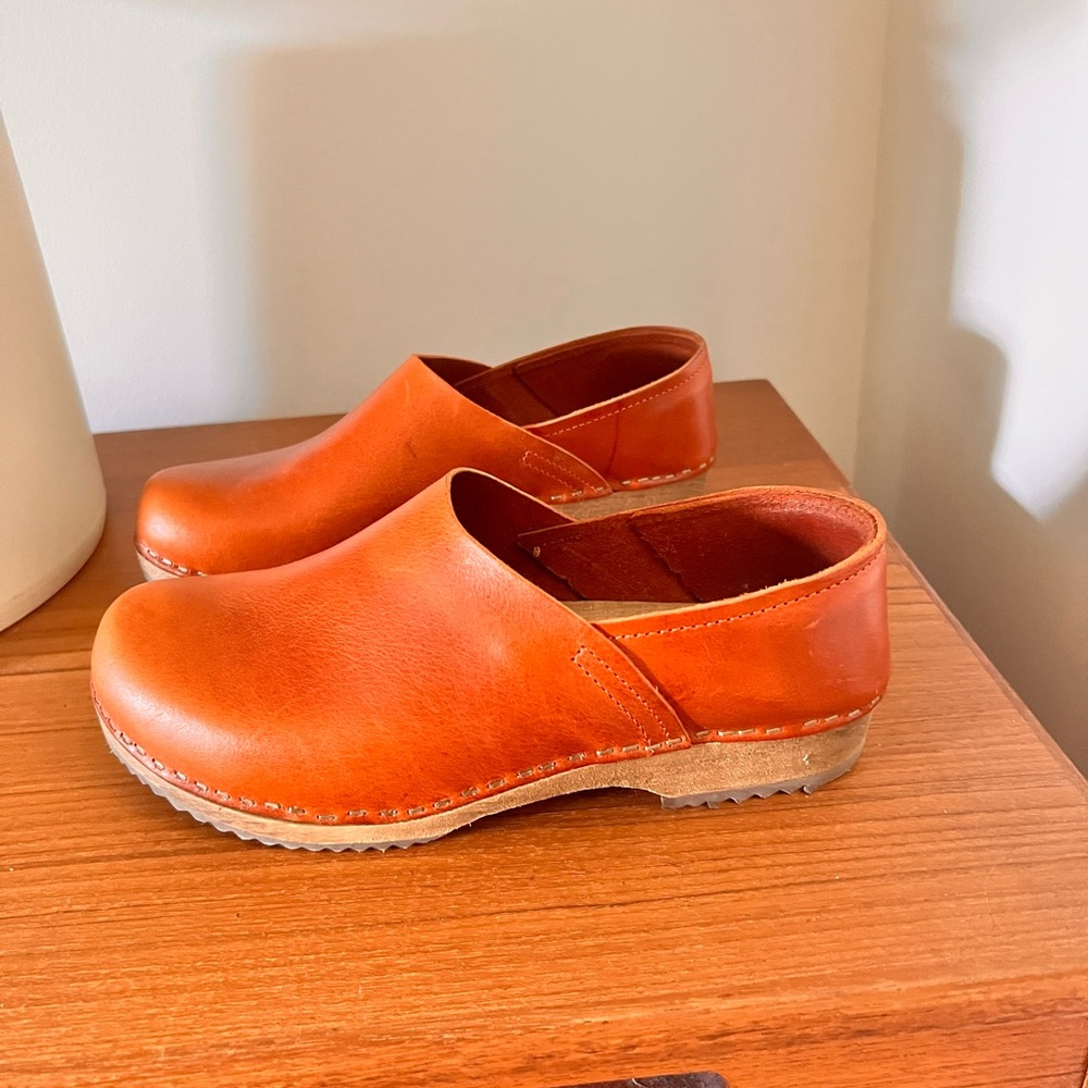 KIT + CLOGS STUDIO
Cumin Original Low Jord Clog  Leather